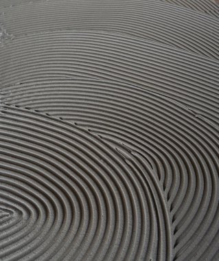 Seramik fayansı almak için yere yapışkan yapıştırıcı sürdüm.