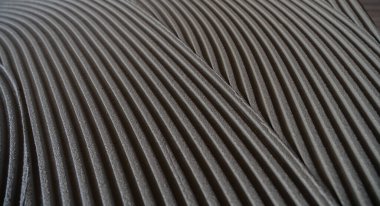 Seramik fayansı almak için yere yapışkan yapıştırıcı sürdüm.