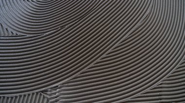 Seramik fayansı almak için yere yapışkan yapıştırıcı sürdüm.