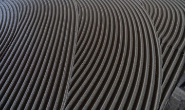 Seramik fayansı almak için yere yapışkan yapıştırıcı sürdüm.