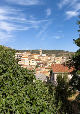 Geleneksel evleri, kilise çan kulesi ve tepe arkaplan ile Bitti 'nin resimli manzarası