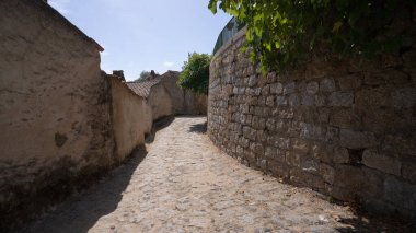 Geleneksel Sardunya köyünde taştan evler olan dar kaldırım taşı caddeleri