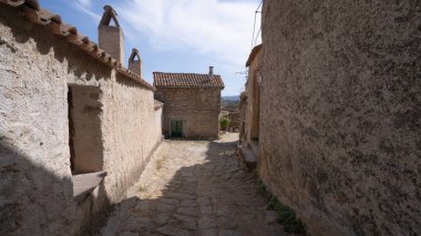 Geleneksel Sardunya köyünde taştan evler olan dar kaldırım taşı caddeleri