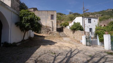 Geleneksel Sardunya köyünde taştan evler olan dar kaldırım taşı caddeleri