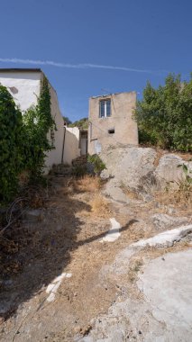 Geleneksel Sardunya köyünde taştan evler olan dar kaldırım taşı caddeleri