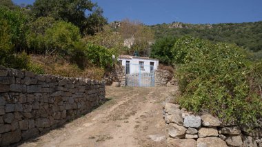 Geleneksel Sardunya köyünde taştan evler olan dar kaldırım taşı caddeleri