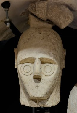 Cabras 'ta sergilenen Monte Prama Dev Savaşçısının antik taş heykeli