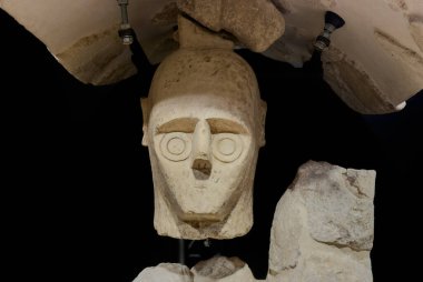 Cabras 'ta sergilenen Monte Prama Dev Savaşçısının antik taş heykeli