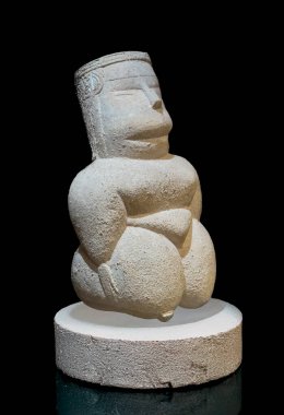 Sardunya müzesinde sergilenen ana tanrıça bereket idolünü temsil eden arkeolojik taş heykel.