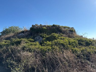 Sardunya kırsalıyla çevrili antik Nuraghe taş kulesinin arkeolojik kalıntıları