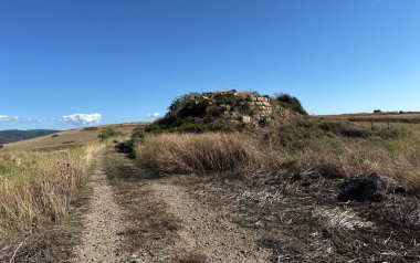Sardunya kırsalıyla çevrili antik Nuraghe taş kulesinin arkeolojik kalıntıları