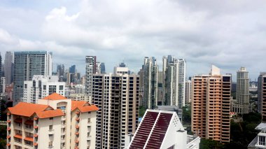 Gelişmiş ülkelerdeki mavi gökyüzünün arka planına sahip büyük modern binaların havadan görünüşü