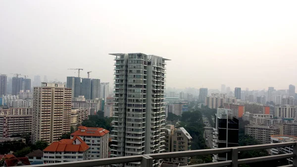 Büyük Modern Binanın Havadan Görünüşü Singapur Şehrinin Mavi Gökyüzü — Stok fotoğraf