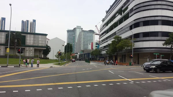 Vista Carretera Vacía Semáforo Singapur Con Fondo Edificio Moderno — Foto de Stock