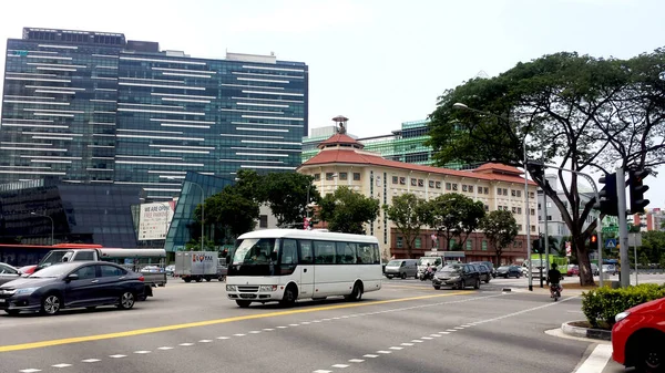 Singapur Yolundaki Trafik Manzarası Modern Binanın Arka Planına Sahip — Stok fotoğraf