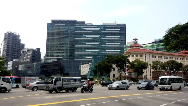 Singapur Yolundaki Trafik Manzarası Modern Binanın Arka Planına Sahip — Stok fotoğraf