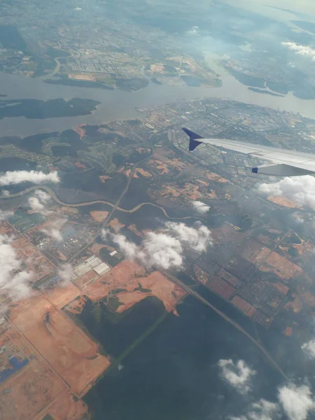 有飞机窗户的城市的空中全景 — 图库照片