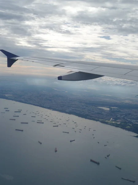 비행기 날개로 바다에 배들을 공중에서 내려다본 — 스톡 사진