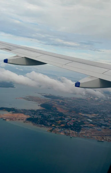 Vista Panorámica Aérea Ciudad Con Ala Avión Nubes —  Fotos de Stock