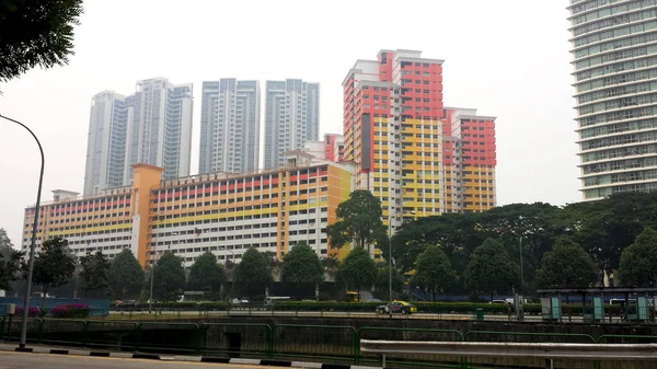 Country Singapore City Singapore Date 2020建築物を背景にカラフルなHdbビルを見る — ストック写真