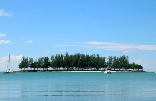 Krajobraz Widok Mała Wyspa Łodzi Pobliżu Tanjung Rhu Beach Langkawi — Zdjęcie stockowe