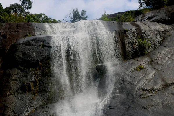 Blick Auf Den Wunderschönen Tropischen Wasserfall Aus Stein Bei Langkawi — Stockfoto