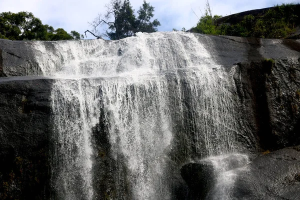 Widok Pięknego Tropikalnego Wodospadu Kamienia Langkawi Malezja — Zdjęcie stockowe