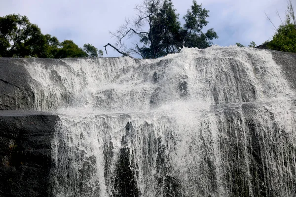 Blick Auf Den Wunderschönen Tropischen Wasserfall Aus Stein Bei Langkawi — Stockfoto