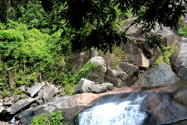 Blick Auf Den Wunderschönen Tropischen Wasserfall Aus Stein Bei Langkawi — Stockfoto