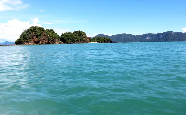 Вид Небольшой Остров Море Голубым Небом Водой Лангкави Малайзия — стоковое фото