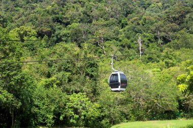 Ülke - Malezya Şehir-Langkawi Tarihi 04 / 16 / 2020 Ağaçların arka planındaki teleferik kulübesinin görüntüsü