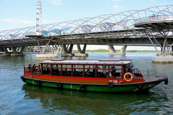 2020年10月5日新加坡河游轮 背景为单翼船和螺旋桥 — 图库照片