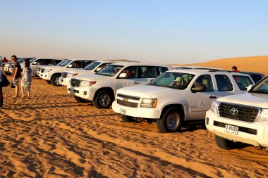 Ülke - Dubai, Tarih 07 / 18 / 2020 Çöl safari arabaları Dubai çölünde 4x4 park