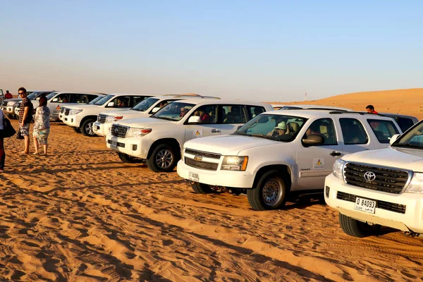 Ülke - Dubai, Tarih 07 / 18 / 2020 Çöl safari arabaları Dubai çölünde 4x4 park