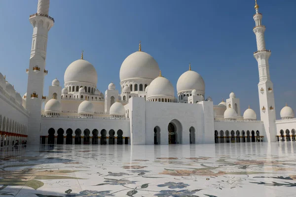 Ülke - BAE, Şehir - Abu dhabi, Tarih-07 / 22 / 2020 Abu Dabi 'deki ünlü Şeyh Zayed camii