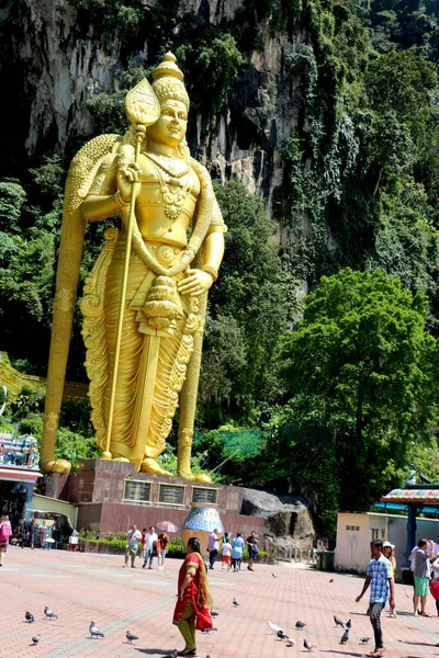 Batu Mağaralarındaki Altın Heykel Lord Murugan — Stok fotoğraf