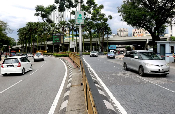 Country Malaysia City Kala Lumpur Date 2020橋や木を背景にしたクアラルンプールの道路交通の様子 — ストック写真