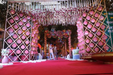 Şehir - Valsad, State - Gujarat Ülkesi - Hindistan, Tarih 09 / 16 / 2020 su kabı ışık ve çiçek temalı düğün temalı giriş