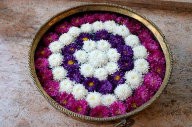 Çiçek süslemesi (çiçek kabı) otel lobisinde kullanılır, evlilik işlevi, parti.