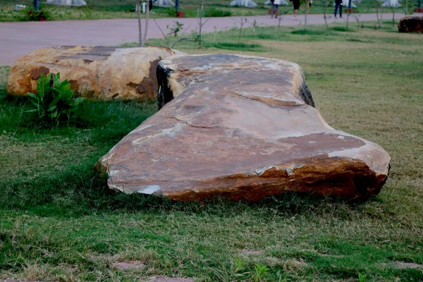 Gran Piedra Sobre Hierba Jardín —  Fotos de Stock