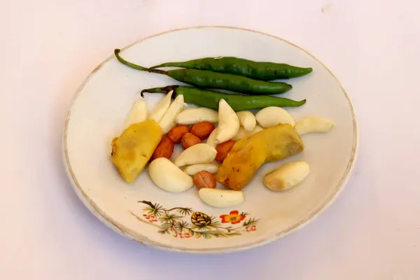 インド産生スパイスグリーンチリ ニンニク ピーナッツをホワイトプレートに入れ 背景を隔離 — ストック写真