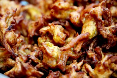 Lezzetli Hint kızartmasının yakın görüntüsü (Pakoda)