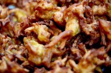 Lezzetli Hint kızartmasının yakın görüntüsü (Pakoda)