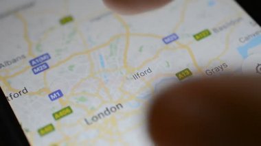 Gomel, Belarus - Mayıs, 2018: bir Google Maps uygulaması üzerinde Android cihaz kullanan kişi. Londra şehir arama, Amerika Birleşik Devletleri.