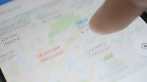 Гомель, Беларусь - Май 2018 года: Пользователь использует приложение Google Maps на Android устройстве. Московский городской ручной поиск, Россия . — стоковое видео