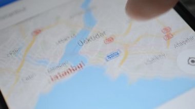Gomel, Belarus - Mayıs, 2018: bir Google Maps uygulaması üzerinde Android cihaz kullanan kişi. İstanbul, Türkiye resuult zoom.