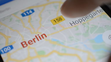 Gomel, Belarus - Mayıs, 2018: bir Google Maps uygulaması üzerinde Android cihaz kullanan kişi. Berlin Almanya sonuç.