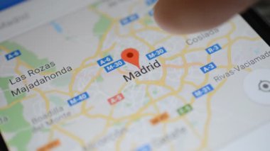 Gomel, Belarus - Mayıs, 2018: bir Google Maps uygulaması üzerinde Android cihaz kullanan kişi. Madrid harita mobil.