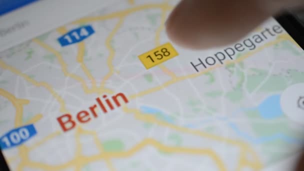 Gomel, Belarus - maio de 2018: Pessoa usando um aplicativo do Google Maps no dispositivo Android. Berlim Alemanha resultado . — Vídeo de Stock