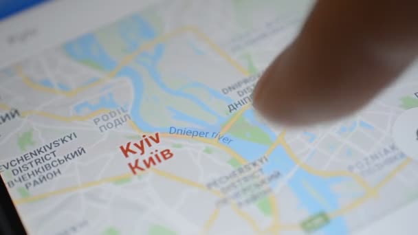 호몔, 벨라루스-5 월 2018: 사람이 Google 지도 응용 프로그램을 사용 하 여 안 드 로이드 장치에. 우크라이나 키예프 지도 확대/축소. — 비디오